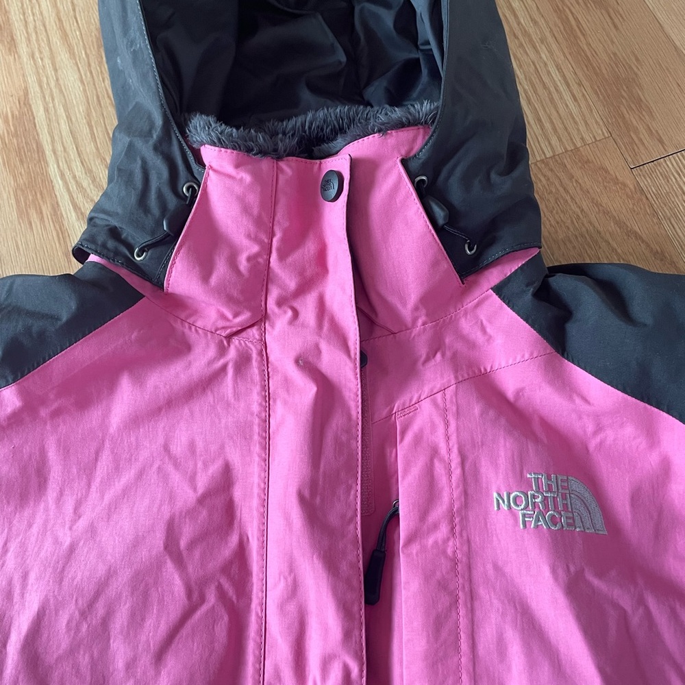 North face women’s ski/snowboard jacket (Medium)